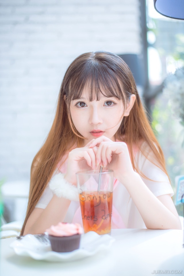 “喏。”二乔连忙躬身一礼，乖巧的退下去。